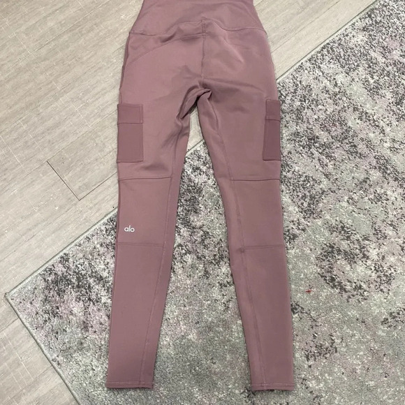 Alo Yoga Women’s High Waisted Blush Pink Cargo Leggings Pants Sz XS - Picture 6 of 7